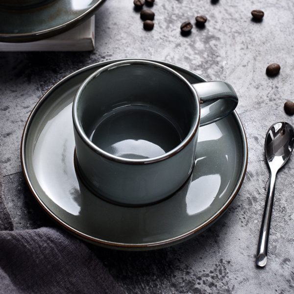 Saepius ist eine handgemachte Keramiktasse mit Untersetzer. De Glazur spiegelt in einem dunklen Ozeanblau.. Sie eignet sich hervorragend als Kaffeetasse.