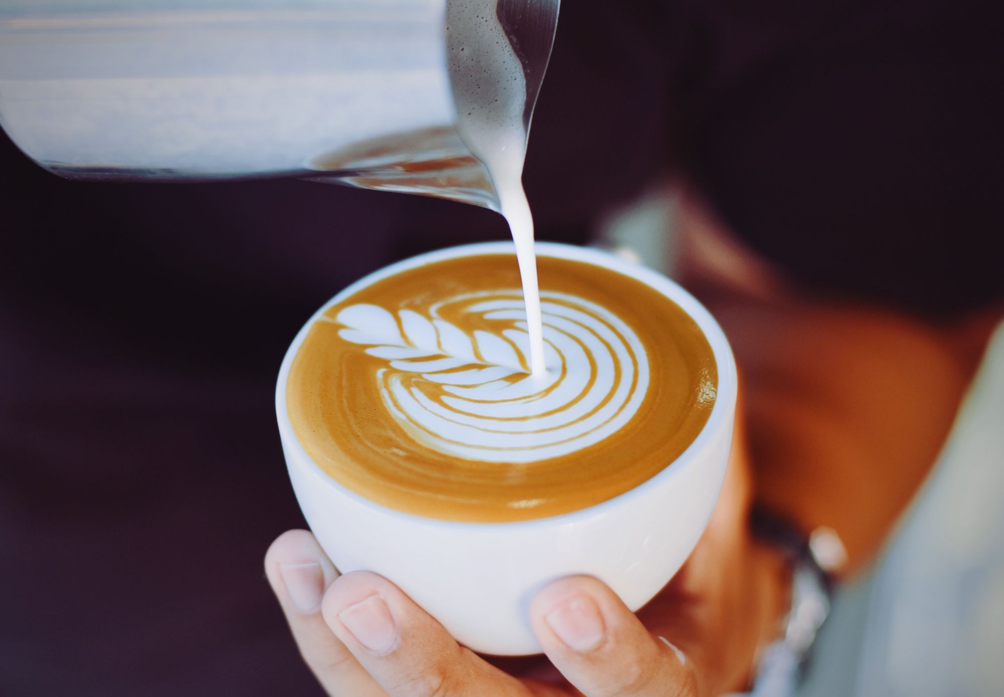 5 Schritte zur Beherrschung der Latte Art für den perfekten Cappuccino