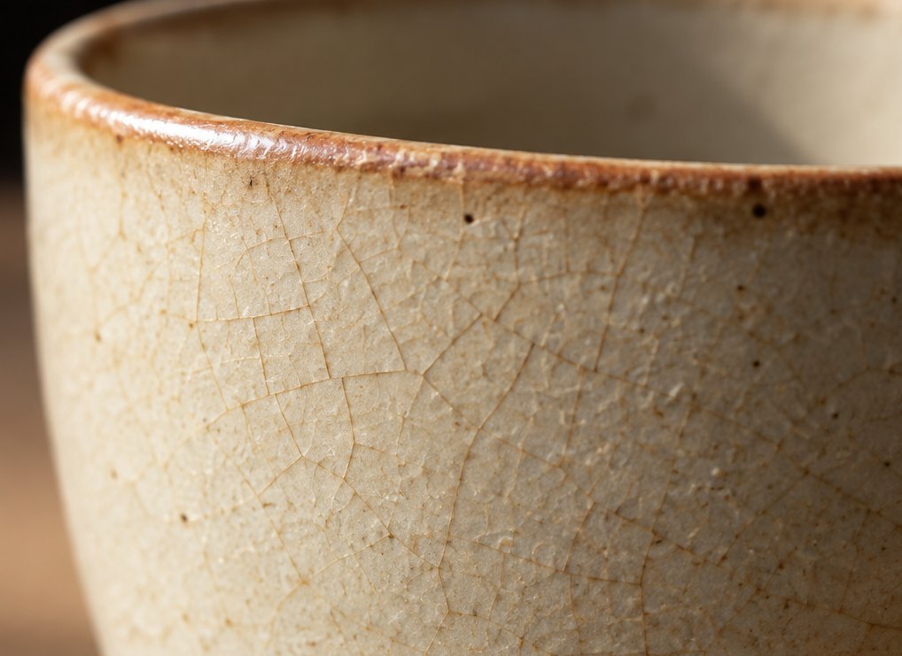 Feine Haarrisse in der Glasur einer Tasse