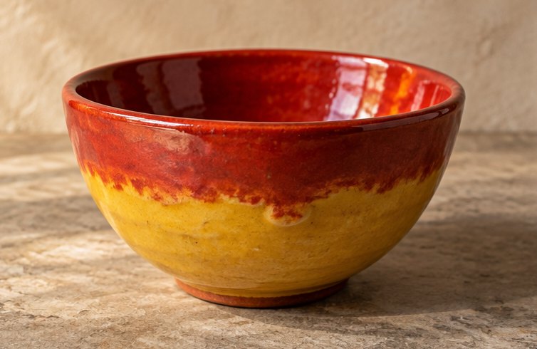 Handgemachte Schale mit kräftig roter und gelber Glasur