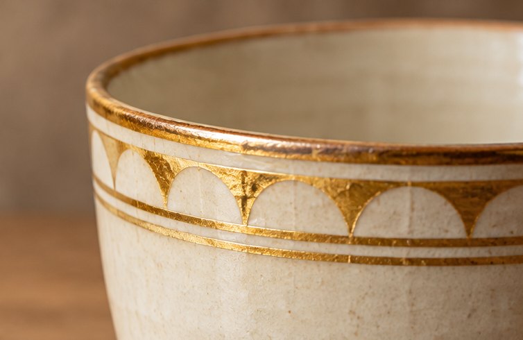 Tassenrand mit aufgemaltem Golddekor auf der Glasur