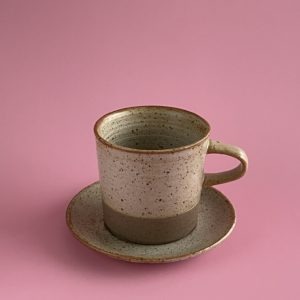 Laetus Kaffeetasse beige auf rosa Hintergrund
