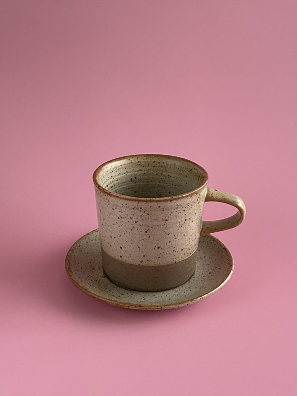 Laetus Kaffeetasse beige auf rosa Hintergrund