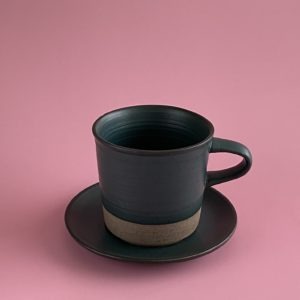 Laetus Kaffeetasse dunkelgrün auf rosa Hintergrund