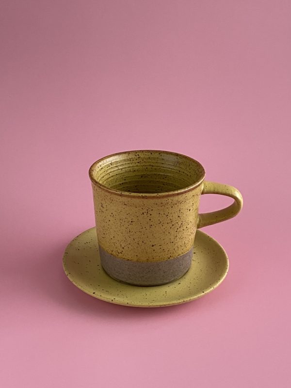 Laetus Kaffeetasse gelb auf rosa Hintergrund