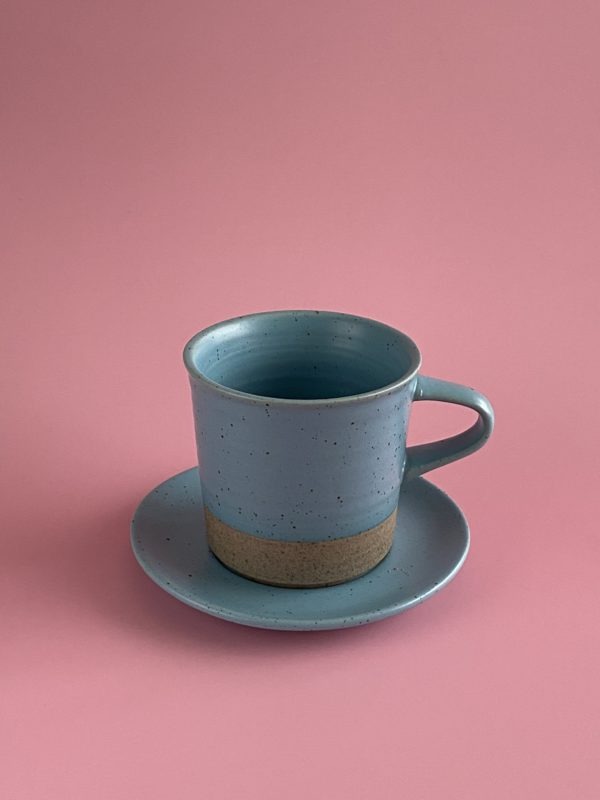 Laetus Kaffeetasse hellblau auf rosa Hintergrund