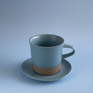 Laetus Kaffeetasse hellblau auf blauem Hintergrund