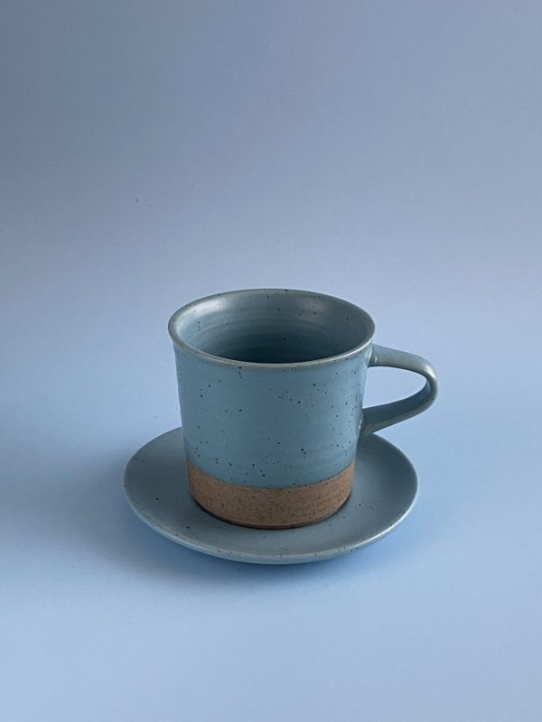 Laetus Kaffeetasse hellblau auf blauem Hintergrund